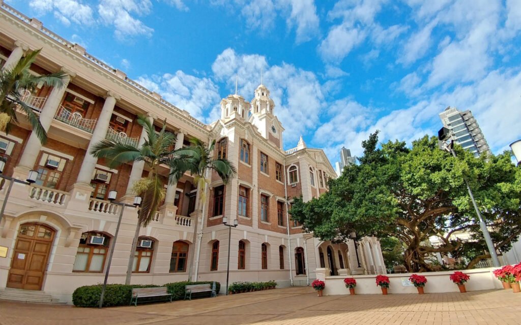 Comparison of HKU, CUHK, and HKUST, highlighting differences between top Hong Kong universities for admissions. 香港大學、中文大學及科技大學比較,突顯頂尖香港大學的入學差異。 香港大学、中文大学及科技大学比较,突显顶尖香港大学的入学差异。