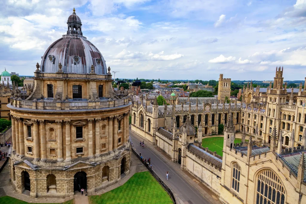 English: A promotional graphic featuring text labels in English and Chinese, highlighting study abroad services for UK universities, including "UK," "Hong Kong," "Education Information," "UCAS," "Admission Consulting," "Application Tips," "Personal Statement," and "Interview Skills," with a focus on supporting Hong Kong students applying to top UK institutions like Oxford. Traditional Chinese: 宣傳圖片展示英文和中文標籤,突出英國大學升學服務,包括「英國」、「香港」、「升學資訊」、「UCAS」、「升學咨詢」、「升學技巧」、「個人陳述」和「面試技巧」,專注於支持香港學生申請牛津等頂尖英國院校。 Simplified Chinese: 宣传图片展示英文和中文标签,突出英国大学升学服务,包括「英国」、「香港」、「升学资讯」、「UCAS」、「升学咨询」、「升学技巧」、「个人陈述」和「面试技巧」,专注于支持香港学生申请牛津等顶尖英国院校。