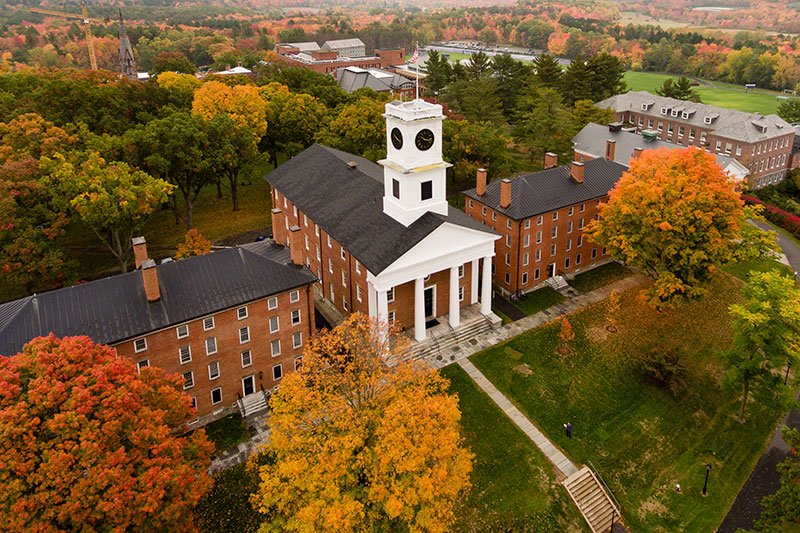 English: The historic architecture and scenic Memorial Hill view of the Amherst College campus in Massachusetts.Traditional Chinese: 位於麻薩諸塞州的阿默斯特學院校園，展示其歷史悠久的建築與紀念山丘的壯麗景色。Simplified Chinese: 位于马萨诸塞州的阿默斯特学院校园，展示其历史悠久的建筑与纪念山丘的壮丽景色。