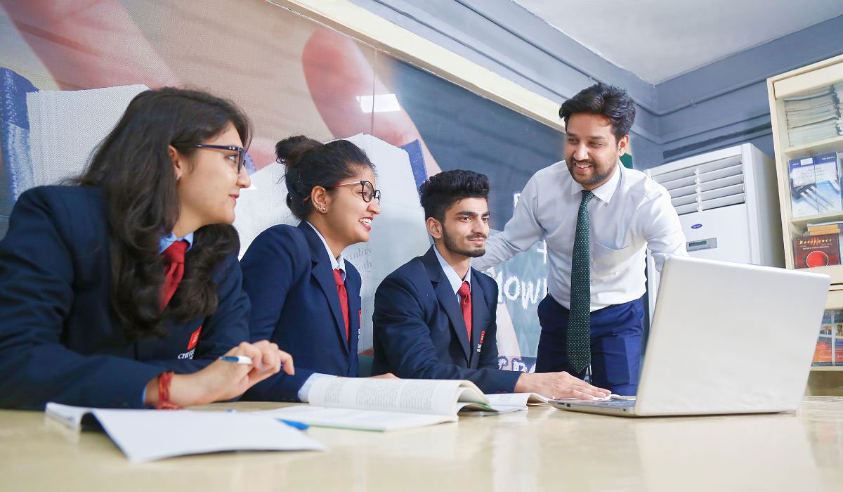 English: Diverse business and finance students analyzing global market charts on tablets in a modern university setting.Traditional Chinese: 在現代化大學課室內，不同背景的商科與金融學生正利用平板電腦分析全球市場圖表。Simplified Chinese: 在现代化大学课室内，不同背景的商科与金融学生正利用平板电脑分析全球市场图表。