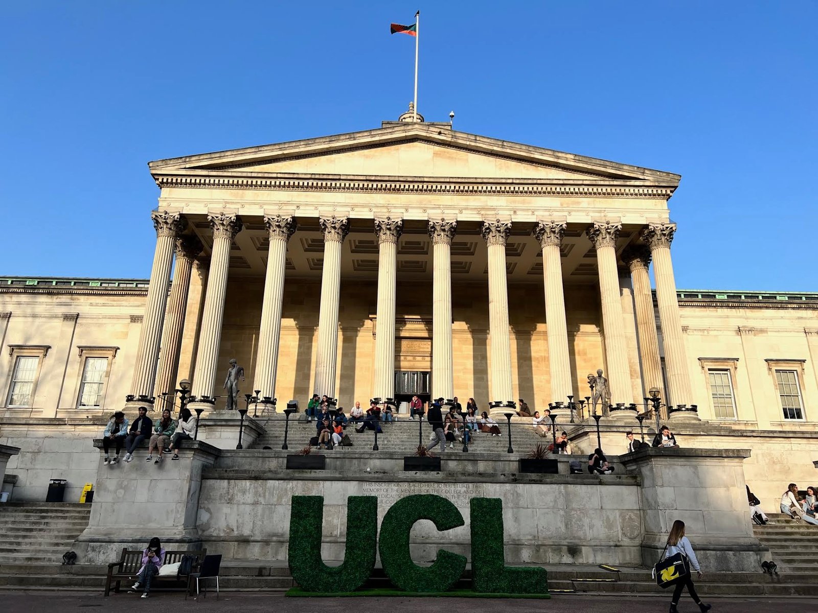 倫敦大學學院 UCL 醫學院主建築外觀,2027英國醫科申請熱門大學伦敦大学学院 UCL 医学院主建筑外观,2027英国医科申请热门大学 University College London (UCL) Main Building with iconic UCL sign, Top UK Medical School for 2027 Entry