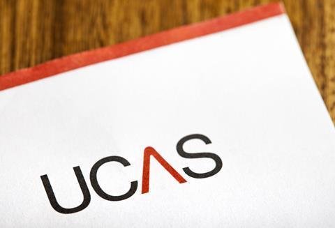 A comparison chart showing the transition from the old UCAS 4000-character personal statement to the new 2027 structural question format for international students.
一張比較圖表,顯示了國際學生從舊版 UCAS 4000 字元個人陳述到新版 2027 結構化問題格式的轉變。
一张比较图表,显示了国际学生从旧版 UCAS 4000 字符个人陈述到新版 2027 结构化问题格式的转变。