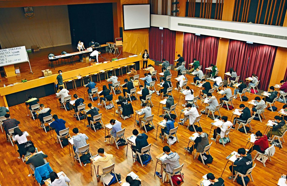 DSE 考生在咖啡店規劃未來與學習技能, DSE student planning future and learning skills in a cafe, DSE 考生在咖啡店规划未来与学习技能