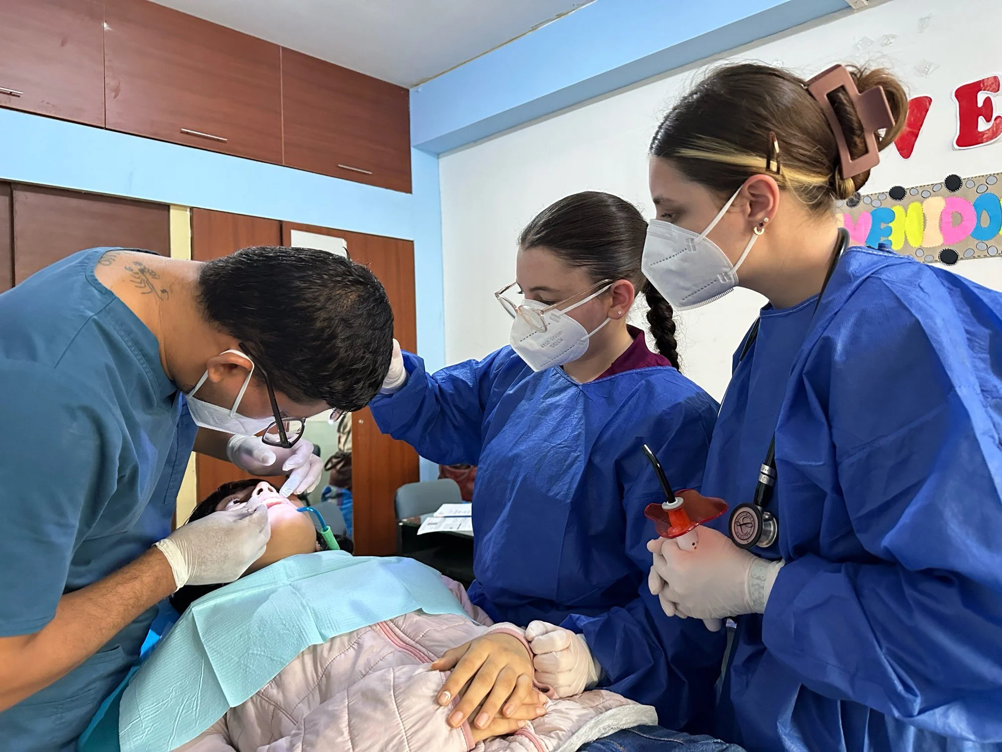 English: Medical students practicing with diagnostic equipment at a top Hong Kong university clinical skills center in 2026.Traditional Chinese: 2026 年香港頂尖大學醫學院內,醫科學生正在臨床技能中心使用診斷設備進行練習。Simplified Chinese: 2026 年香港顶尖大学医学院内,医科学生正在临床技能中心使用诊断设备进行练习。