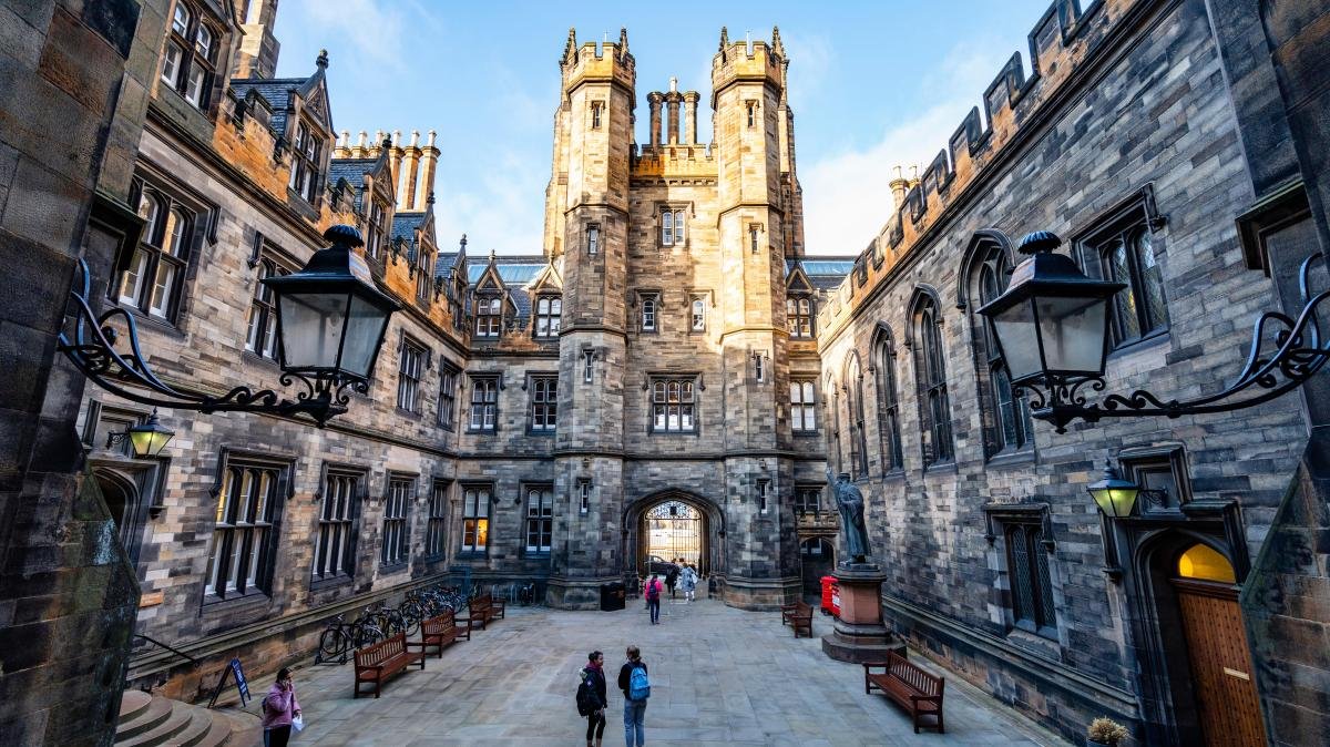 The University of Edinburgh Old College campus, top UK university for Medicine and Arts 2027 entry. 愛丁堡大學 Old College 校園:2027 年入學醫學與藝術類英國頂尖學府。 爱丁堡大学 Old College 校园:2027 年入学医学与艺术类英国顶尖学府。