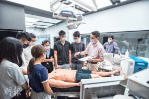 English: A high school student participating in a community health workshop and interacting with elderly citizens to demonstrate empathy and medical interest. Traditional Chinese: 一名高中生參與社區健康工作坊,並與長者互動,以展示其同理心及對醫學的興趣。 Simplified Chinese: 一名高中生参与社区健康工作坊,并与长者互动,以展示其同理心及对医学的兴趣。