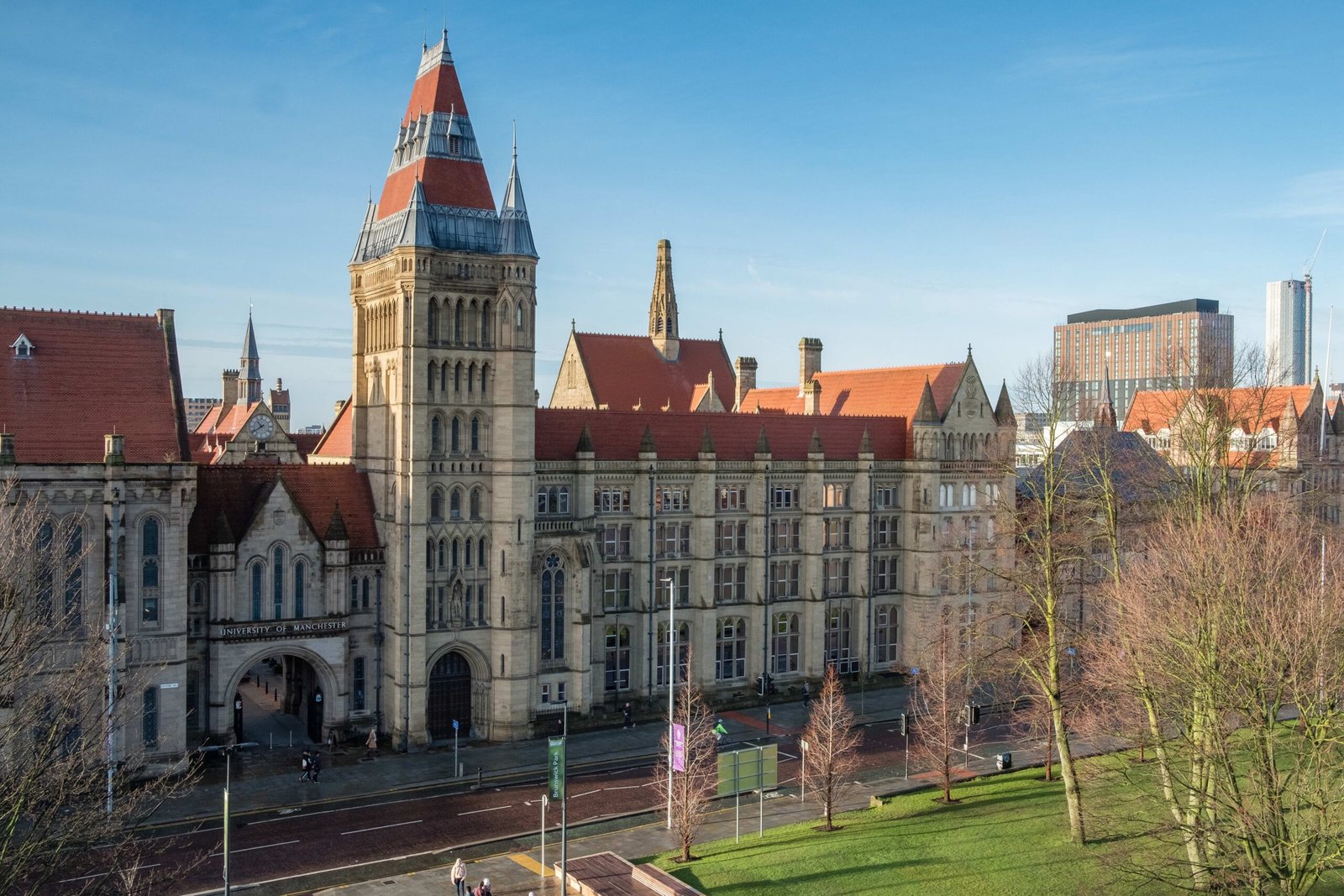 An infographic detailing the University of Manchester's world rankings and entry requirements for 2026/27, featuring business, engineering, and medicine courses.
一張詳細介紹曼徹斯特大學 2026/27 週期世界排名和入學要求的資訊圖,涵蓋商業、工程和醫學課程。
一张详细介绍曼彻斯特大学 2026/27 周期世界排名和入学要求的资讯图,涵盖商业、工程和医学课程。