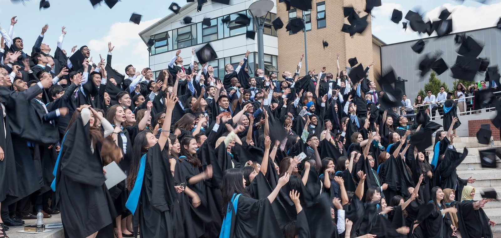 An infographic showcasing the University of Warwick entry requirements for 2026/27, including A-Level grades, IB scores, and TMUA testing dates.
一張展示華威大學 2026/27 入學要求的資訊圖表，包括 A-Level 成績、IB 分數和 TMUA 考試日期。
一张展示华威大学 2026/27 入学要求的资讯图表，包括 A-Level 成绩、IB 分数和 TMUA 考试日期。