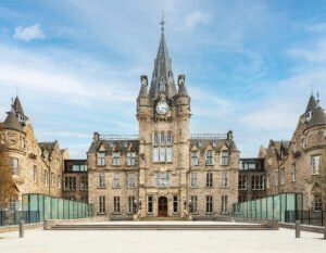 The University of Edinburgh Old College campus, top UK university for Medicine and Arts 2027 entry. 愛丁堡大學 Old College 校園：2027 年入學醫學與藝術類英國頂尖學府。 爱丁堡大学 Old College 校园：2027 年入学医学与艺术类英国顶尖学府。