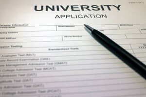 An infographic illustrating the new 2026 UCAS Personal Statement structure featuring the three specific mandatory questions for UK university applicants. 一張說明 2026 年新版 UCAS 個人陳述結構的資訊圖表，展示了英國大學申請者的三個特定強制性問題。 一张说明 2026 年新版 UCAS 个人陈述结构的资讯图表，展示了英国大学申请者的三个特定强制性问题。