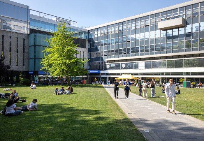 Imperial College London South Kensington campus and the iconic Queen's Tower, world ranking #2 university for Science and Engineering 2027 entry. 倫敦南肯辛頓的帝國學院校園與標誌性女王塔：2027 年入學全球排名第 2 的理工巔峰。 伦敦南肯辛顿的帝国学院校园与标志性女王塔：2027 年入学全球排名第 2 的理工巅峰。