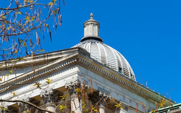 UCL main quad and Portico building in London Bloomsbury, top university for Education and Medicine 2027 entry.
倫敦 Bloomsbury 的 UCL 主校園與 Portico 建築：2027 年入學教育與醫學類頂尖學府。
伦敦 Bloomsbury 的 UCL 主校园与 Portico 建筑：2027 年入学教育与医学类顶尖学府。