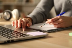 Guide to writing a winning Personal Statement for 2027 university applications, highlighting UCAS structured questions and US Common App tips. 2027 大學申請優秀個人陳述撰寫指南：突出 UCAS 結構化問題與美國 Common App 技巧。 2027 大学申请优秀个人陈述撰写指南：突出 UCAS 结构化问题与美国 Common App 技巧。