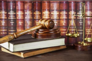 An infographic detailing the five key steps to entering a top UK law school in the 2026/27 cycle, including academic requirements and LNAT deadlines. 一張資訊圖,詳細介紹了 2026/27 週期進入英國頂尖法學院的五個關鍵步驟,包括學術要求和 LNAT 截止日期。 一张资讯图,详细介绍了 2026/27 周期进入英国顶尖法学院的五个关键步骤,包括学术要求和 LNAT 截止日期。
