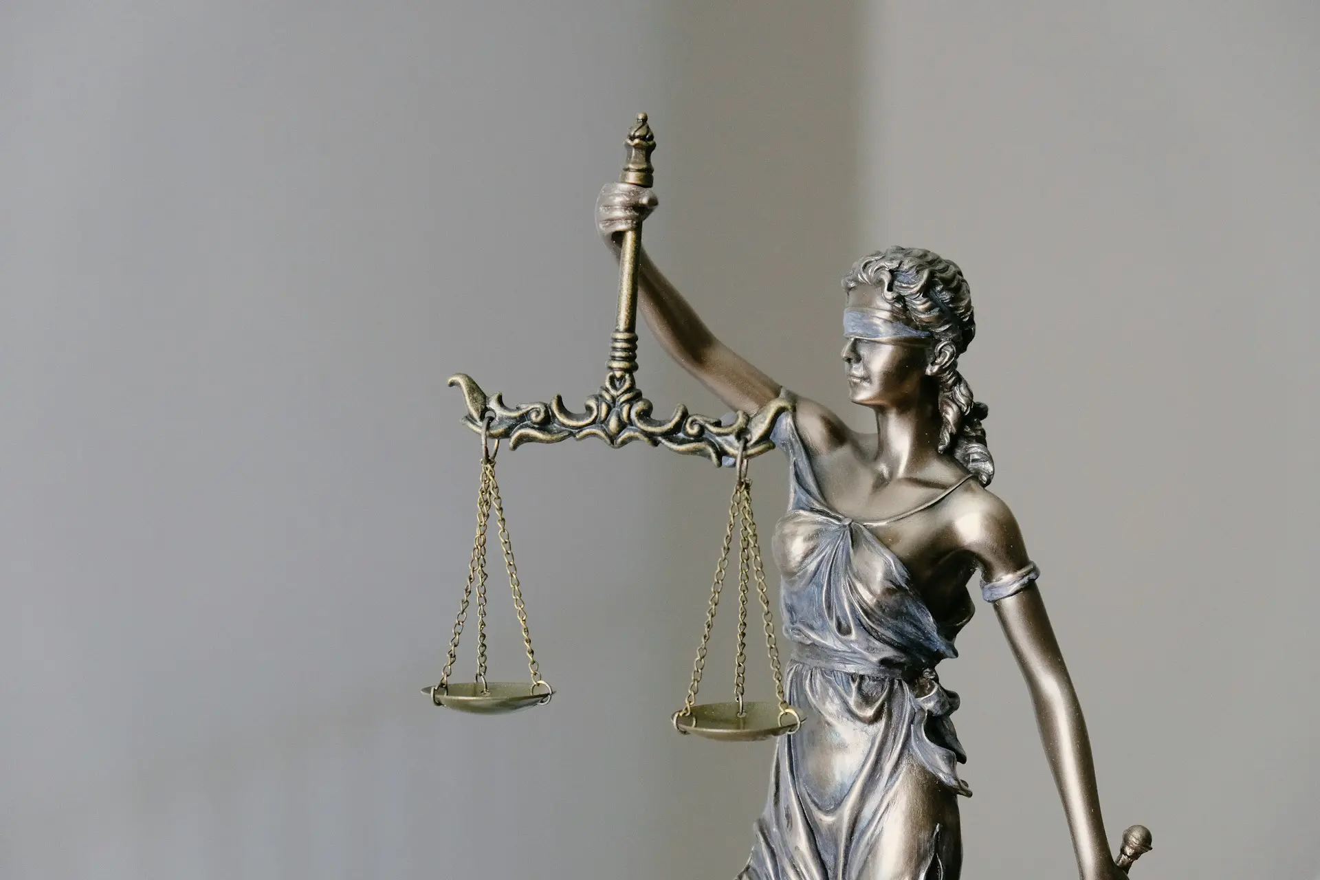 A modern law library in the UK featuring students studying classical law texts alongside digital legal databases.英國現代化的法律圖書館，學生們正在研究經典法律文本及數碼法律數據庫。英国现代化的法律图书馆，学生们正在研究经典法律文本及数字化法律数据库