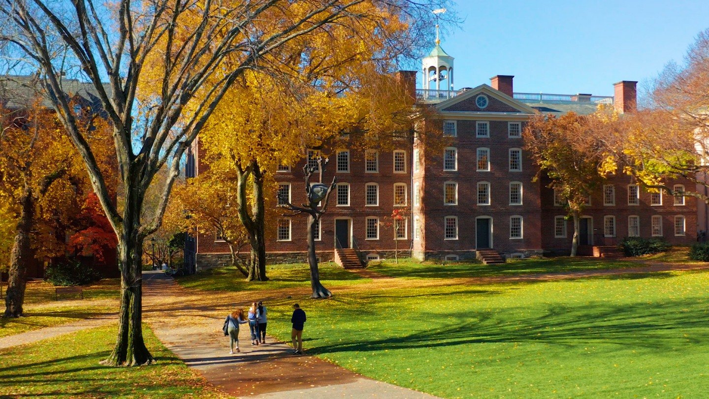 Traditional Chinese: 美國羅德島州布朗大學Brown University著名的校園梵文克爾紀念門Van Wickle Gates，象徵常春藤大學錄取與畢業傳統 Simplified Chinese: 美国罗德岛州布朗大学Brown University著名的校园梵文克尔纪念门Van Wickle Gates，象征常春藤大学录取与毕业传统 English: The historic Van Wickle Gates at Brown University in Providence, Rhode Island, symbolizing the Ivy League undergraduate admissions and convocation tradition