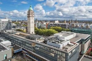 Imperial College London South Kensington campus and the iconic Queen's Tower, world ranking #2 university for Science and Engineering 2027 entry. 倫敦南肯辛頓的帝國學院校園與標誌性女王塔:2027 年入學全球排名第 2 的理工巔峰。 伦敦南肯辛顿的帝国学院校园与标志性女王塔:2027 年入学全球排名第 2 的理工巅峰。