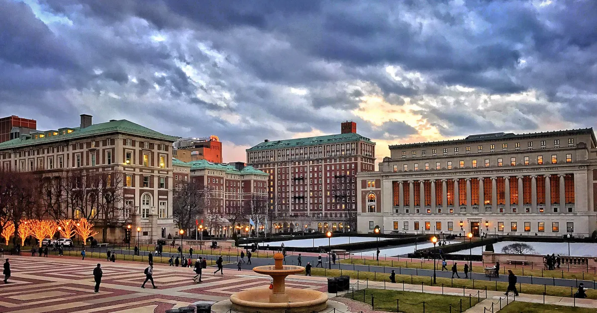 繁體中文 (Traditional Chinese):
美國哥倫比亞大學 Columbia University 晨邊高地校區 Morningside Campus 黃昏全景與圖書館建築,適合計劃透過 Common App 系統申請美國常春藤盟校、紐約留學或商科法律的海外精英學生作為選校參考。
簡體中文 (Simplified Chinese):
美国哥伦比亚大学 Columbia University 晨边高地校区 Morningside Campus 黄昏全景与图书馆建筑,适合计划透过 Common App 系统申请美国常春藤盟校、纽约留学或商科法律的海外精英学生作为选校参考。
英文 (English):
A panoramic dusk view of the Columbia University Morningside Heights campus and historic library buildings in New York City, perfect for international students planning their Ivy League university admissions strategy.