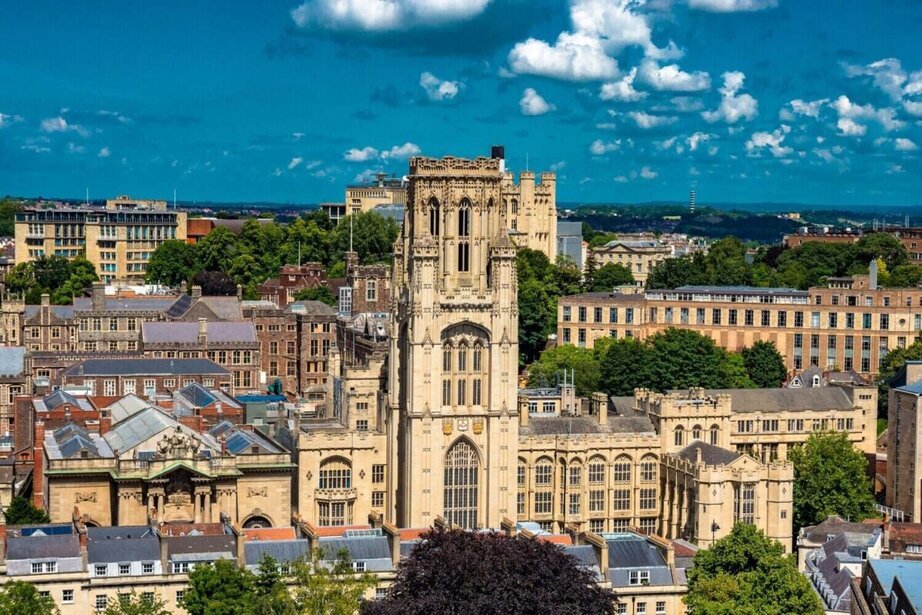繁體中文 (Traditional Chinese): 英國布里斯托大學 Wills Memorial Building 校園景觀,適合計劃透過 UCAS 申請英國醫學院、A-Level 或 IB 留學策略的香港與海外學生作為選校參考。 簡體中文 (Simplified Chinese): 英国布里斯托大学 Wills Memorial Building 校园景观,适合计划透过 UCAS 申请英国医学院、A-Level 或 IB 留学策略的香港与海外学生作为选校参考。 英文 (English): The Wills Memorial Building at the University of Bristol campus, serving as a visual guide for international students applying to UK medical schools via UCAS in 2026.