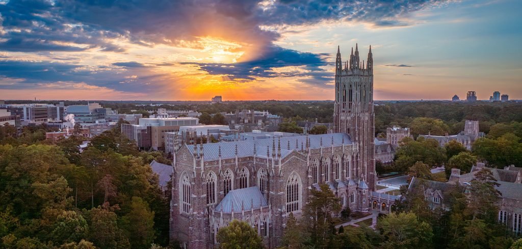 Traditional Chinese: 美國北卡羅來納州杜克大學Duke University標誌性的哥德式西校區教堂建築，展現常春藤級名校的本科招生地標 Simplified Chinese: 美国北卡罗来纳州杜克大学Duke University标志性的哥特式西校区教堂建筑，展现常春藤级名校的本科招生地标 English: The iconic Gothic-style Duke University Chapel on West Campus in North Carolina, representing selective US undergraduate admissions