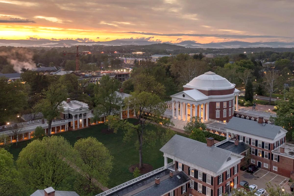 繁體中文 (Traditional Chinese):
美國弗吉尼亞大學 University of Virginia 地標 Rotunda 圓頂建築與校園大草坪黃昏全景,適合計劃透過海外升學、美國公立常春藤名校或 Common App 系統布局美國留學的香港及海外精英學生作為選校參考。
簡體中文 (Simplified Chinese):
美国弗吉尼亚大学 University of Virginia 地标 Rotunda 圆顶建筑与校园大草坪黄昏全景,适合计划透过海外升学、美国公立常春藤名校或 Common App 系统布局美国留学的香港及海外精英学生作为选校参考。
英文 (English):
An aerial evening view of The Rotunda and The Lawn at the University of Virginia (UVA) campus, ideal for international students planning their US university admissions strategy for public Ivy League schools.