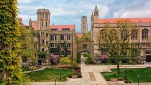 Traditional Chinese: 美國芝加哥大學UChicago歷史悠久的哥德式校園主方庭建築，象徵全美頂尖大學本科招生與SSEN夏校早申政策 Simplified Chinese: 美国芝加哥大学UChicago历史悠久的哥特式校园主方庭建筑，象征全美顶尖大学本科招生与SSEN夏校早申政策 English: The historic Gothic style Main Quadrangles on the University of Chicago (UChicago) campus, representing ultra-selective college admissions and SSEN plans