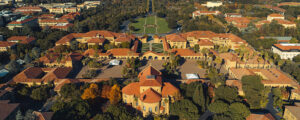 繁體中文 (Traditional Chinese): 美國史丹佛大學 Stanford University 校園主方庭與紀念教堂鳥瞰全景，適合計劃透過海外升學、美股常春藤或頂尖私立大學申請系統布局美國留學的香港及海外精英學生作為選校參考。 簡體中文 (Simplified Chinese): 美国斯坦福大学 Stanford University 校园主方庭与纪念教堂鸟瞰全景，适合计划透过海外升学、美股常春藤或顶尖私立大学申请系统布局美国留学的香港及海外精英学生作为选校参考。 英文 (English): An aerial bird's-eye view of the Stanford University campus Main Quad and Memorial Church in California, ideal for elite international students planning their US university admissions strategy for top-tier institutions.