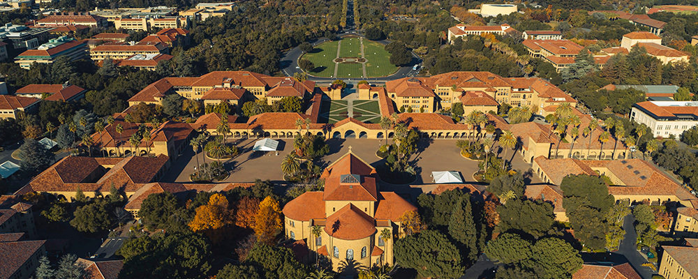 繁體中文 (Traditional Chinese): 美國史丹佛大學 Stanford University 校園主方庭與紀念教堂鳥瞰全景，適合計劃透過海外升學、美股常春藤或頂尖私立大學申請系統布局美國留學的香港及海外精英學生作為選校參考。 簡體中文 (Simplified Chinese): 美国斯坦福大学 Stanford University 校园主方庭与纪念教堂鸟瞰全景，适合计划透过海外升学、美股常春藤或顶尖私立大学申请系统布局美国留学的香港及海外精英学生作为选校参考。 英文 (English): An aerial bird's-eye view of the Stanford University campus Main Quad and Memorial Church in California, ideal for elite international students planning their US university admissions strategy for top-tier institutions.
