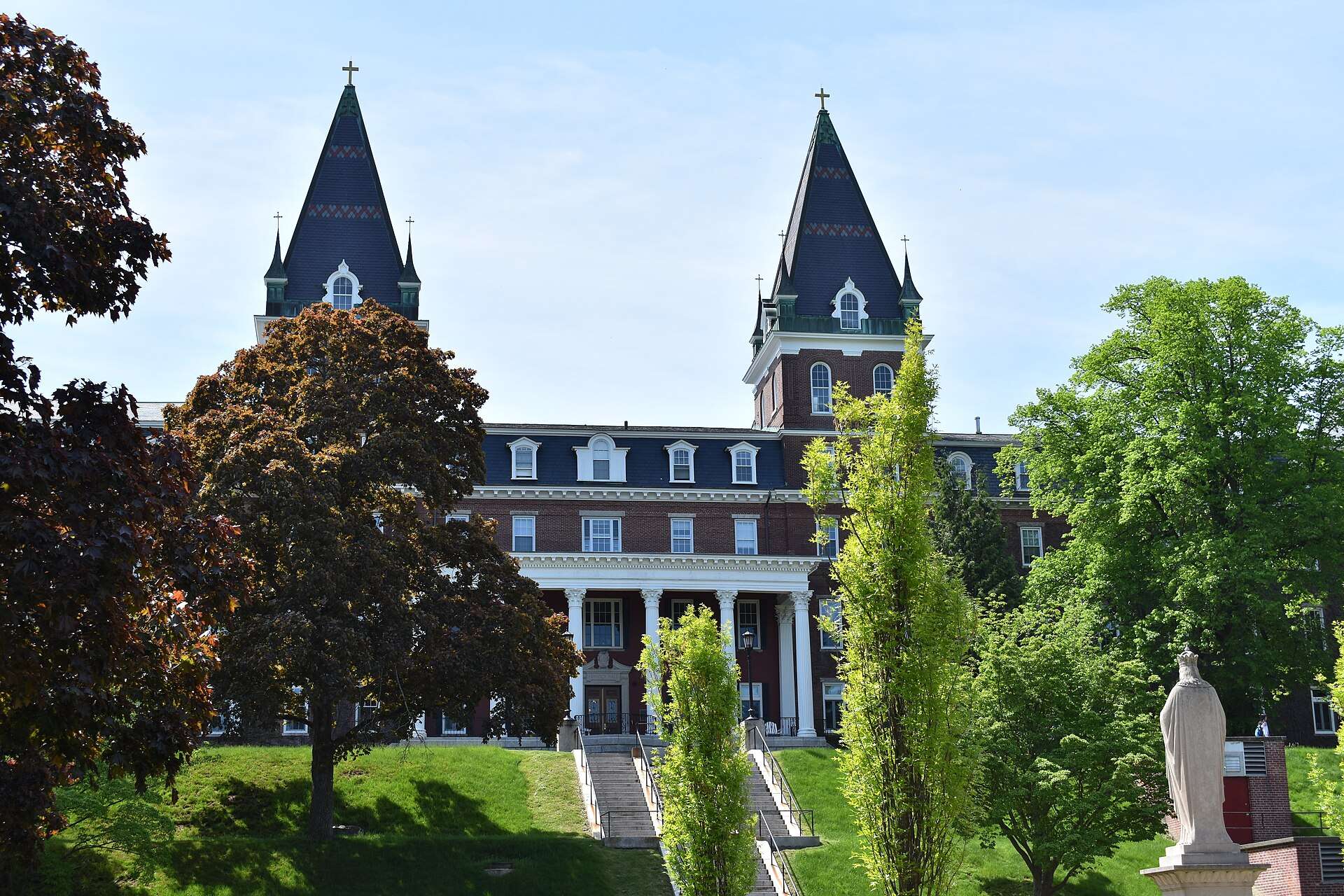 【繁體中文】 美國頂尖文理學院聖十字學院 College of the Holy Cross 古典雙塔紅磚校園建築，適合用作美國大學 Waitlist 候補轉正策略與 Liberal Arts Colleges 選校指南網誌配圖。 【簡體中文】 美国顶尖文理学院圣十字学院 College of the Holy Cross 古典双塔红砖校园建筑，适合用作美国大学 Waitlist 候补转正策略与 Liberal Arts Colleges 选校指南网志配图。 【英文】 The iconic twin-tower brick building on the College of the Holy Cross campus, perfect for blog posts discussing Liberal Arts Colleges selection and US university waitlist acceptance rate strategies.